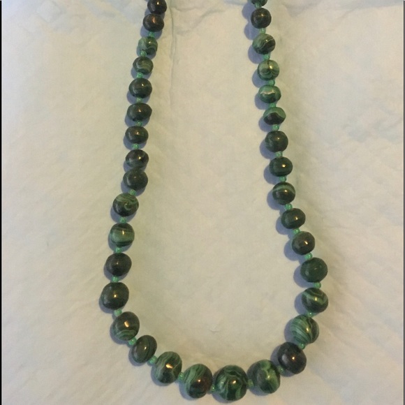 Malachite beaded necklace with twist clasp - Picture 2 of 2